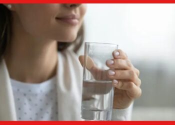 Drinking Water: সকালে ঘুম ভাঙতেই পান করছেন এক গ্লাস জল! কতটা উপকারী এই অভ্যাস ?