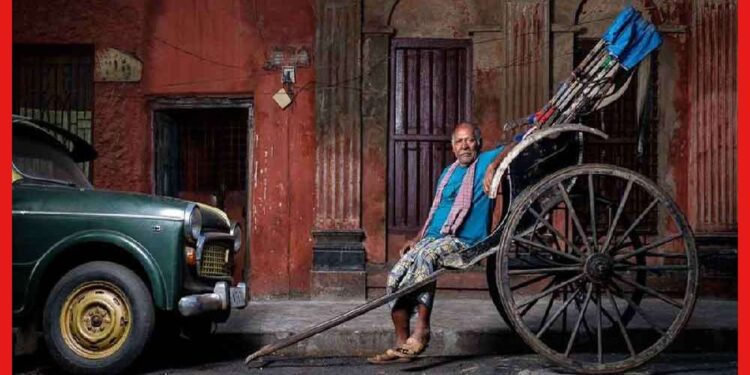 Hand Pulling Rikshaw: আর শোনা যায় না ঠুং ঠুং আওয়াজ, বিলুপ্তির পথে কলকাতার হাতে টানা রিক্সা!