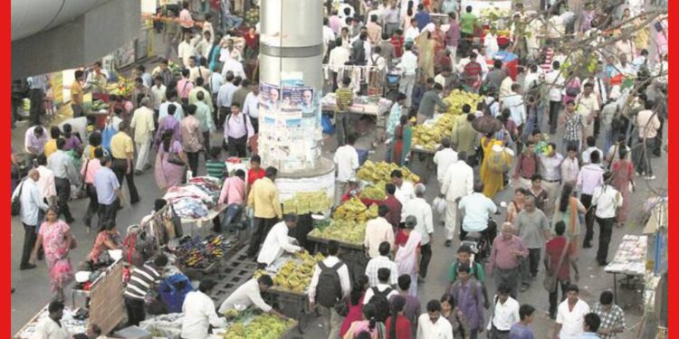 Illegal Hawkers: ফুটপাত জুড়ে হকারদের রাজত্ব, বেআইনি দখল রুখতে তৎপর পুলিশ-পুরসভা