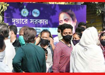 Duare sarkar: সুবিধা নিতে অনীহা জেলেদের,পুকুর পাড়েই নৌকায় হাজির প্রশাসনিক আধিকারিকরা