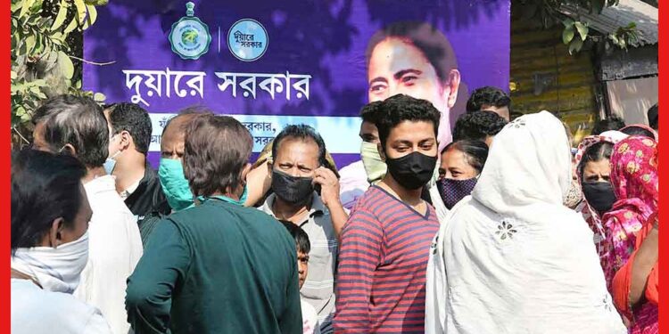 Duare sarkar: সুবিধা নিতে অনীহা জেলেদের,পুকুর পাড়েই নৌকায় হাজির প্রশাসনিক আধিকারিকরা