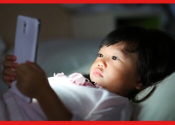 Child mobile: আপনার সন্তান কি সারাক্ষণ মোবাইল ফোনে মুখ গুঁজে? আসক্তি কাটাবেন যেভাবে