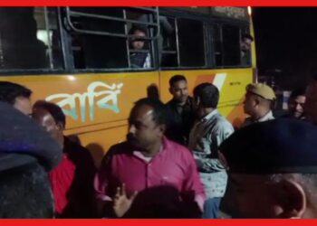 Jalpaiguri: বাসের সিটের তলায় গাঁজার পাহাড়, মাঝ রাস্তায় গাড়ি থামিয়ে চলল তল্লাশি