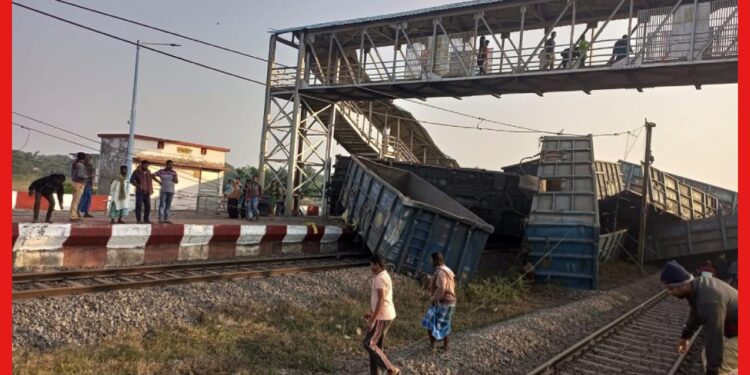 Rail Accident: লাইনচ্যুত হয়ে প্ল্যাটফর্মে উঠল মালগাড়ি, ওড়িশার ঘটনায় মৃত ৩ , আহত ২