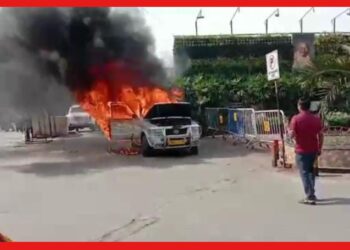 Sealdah Fire: দাউদাউ করে জ্বলছে কলকাতা পুলিশের গাড়ি, ভয়ঙ্কর কাণ্ড শিয়ালদা স্টেশন চত্বরে