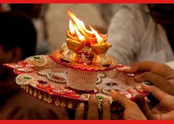 Aarti: পুজোর সময় সঠিক নিয়মে করুন আরতি, সংসার সুখ শান্তিতে ফুলেফেঁপে  উঠবে