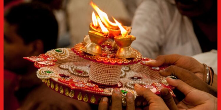 Aarti: পুজোর সময় সঠিক নিয়মে করুন আরতি, সংসার সুখ শান্তিতে ফুলেফেঁপে  উঠবে