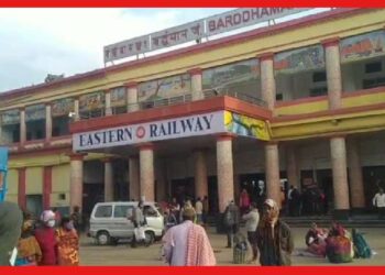 Rail Blocked : বর্ধমান স্টেশনে বিচ্ছিন্ন বিদ্যুৎ সংযোগ, দীর্ঘক্ষণ বন্ধ রইল ট্রেন পরিষেবা
