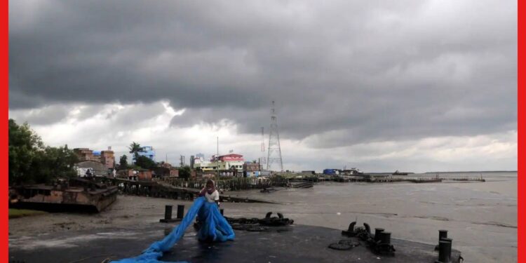 Cyclone Mandous: শক্তি সঞ্চয় করে ধেয়ে আসছে ঘূর্ণিঝড় মনদৌস! বঙ্গে কতটা প্রভাব পড়বে?
