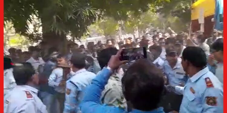 Visva Bharati University: বাসভবন থেকে বেরিয়েই ফের বিক্ষোভের মুখে উপাচার্য, উত্তাল বিশ্বভারতী