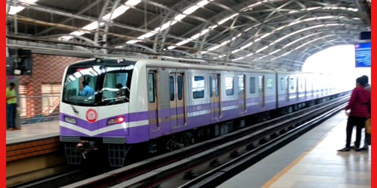Kolkata Metro : হঠাৎই থমকে গেল মেট্রো পরিষেবা, প্রায় ৪৫ মিনিটের চেষ্টায় স্বাভাবিক হল পরিস্থিতি