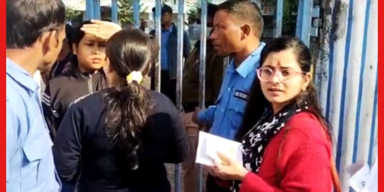 Primary TET: অশান্ত বোলপুর, ধূপগুড়ির পরীক্ষা কেন্দ্র, ১১টার পরও প্রবেশের অনুমতি পূর্ব মেদিনীপুরে