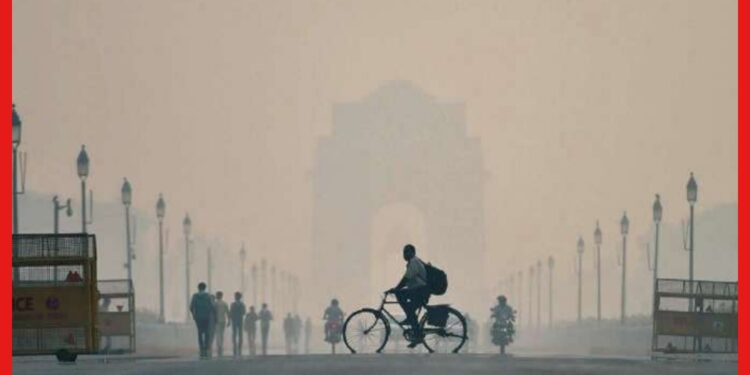 Delhi pollution: কমছে দৃশ্যমানতা, ভয়াবহ দূষণের চাদরে ঢাকা পড়ছে দিল্লি