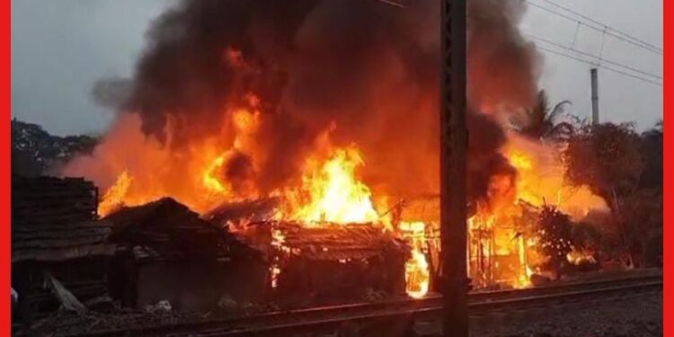 Fire in Habra : বিধ্বংসী আগুনের কবলে হাবরার রেল বস্তি, ব্যাহত ট্রেন পরিষেবা