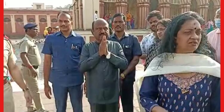 CV Ananda Bose: সস্ত্রীক দক্ষিণেশ্বর ভ্রমণে রাজ্যপাল, শাহের সঙ্গে সাক্ষাৎ শেষে ফিরলেন কলকাতায়
