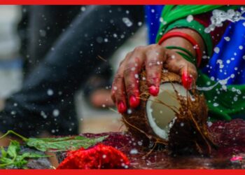 Hindu Rituals: মহিলাদের নারকেল ভাঙা ঘোর অশুভ  ইঙ্গিত ! শাস্ত্র কী বলছে জানেন ?
