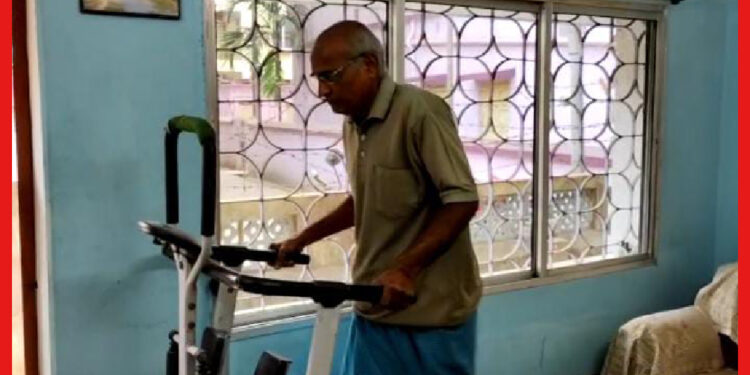 Viral Video: বুড়ো হাড়ে ভেলকি, কনকনে ঠান্ডায় সাইকেল চালিয়ে ভাইরাল ‘ফিটনেস দাদু’