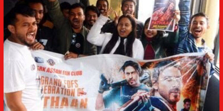 Pathaan: ‘পাঠান’ ম্যানিয়ায় বুঁদ গোটা দেশ, সিঙ্গেল ডে রেকর্ড গড়ার পথে শাহরুখের ছবি!