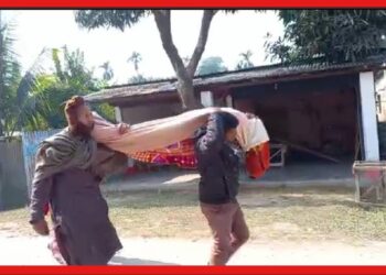 Jalpaiguri: মায়ের মৃতদেহ কাঁধে করেই বাড়ির পথে ছেলে, অমানবিক ছবি জলপাইগুড়িতে