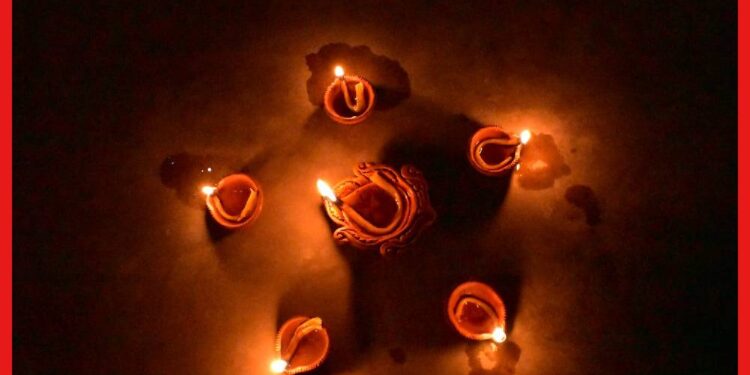 Puja Tips: দেবতার উদ্দেশ্যে প্রদীপ প্রজ্জ্বলনের সময় মাথায় রাখুন এই বিষয়গুলি, উন্নতি হবে প্রতি পদে