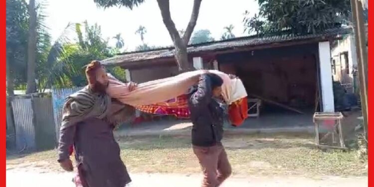 Jalpaiguri: মায়ের মৃতদেহ কাঁধে করেই বাড়ির পথে ছেলে, অমানবিক ছবি জলপাইগুড়িতে