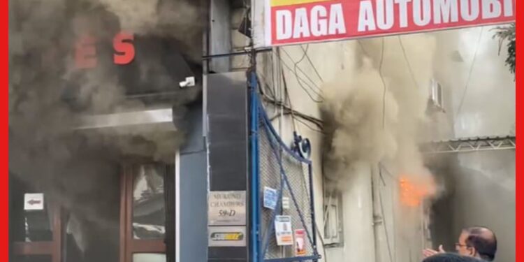 Massive Fire: রবীন্দ্র সদনের কাছে ভয়ঙ্কর অগ্নিকাণ্ড, ঘন ধোঁয়ায় তীব্র আতঙ্ক এলাকায়