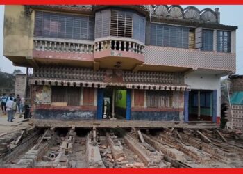 House Lifting in Hooghly: রেলের জমিতে বাড়ি, না ভেঙে ৫৪ ফুট পিছনে সরাচ্ছেন হুগলির খোকন