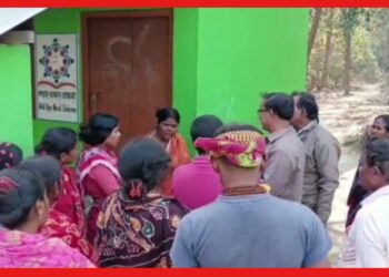 Gaighata: স্কুলের সামগ্রী বিক্রি করছেন প্রধান শিক্ষিকা! অভিযোগের মুখে ভুললেন নাম