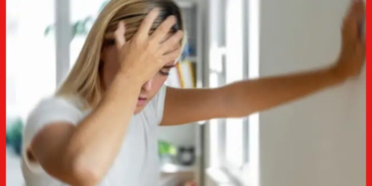 Dizziness: কাজের মাঝে হঠাৎ মাথা ঘোরে? কীসের লক্ষণ? জানলে চমকে যাবেন