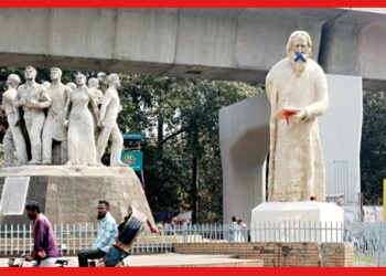 Bangladesh Rabindranath Tagore Statue: হাতে নেই রক্তাক্ত গীতাঞ্জলি, মাথা বাম দিকে কাত! যথাস্থানে ফিরল রবীন্দ্রনাথের মূর্তি