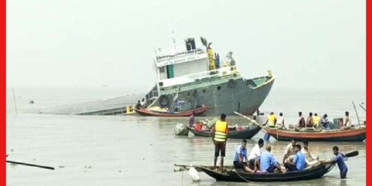 Ship Sinking in Hooghly river : মুখোমুখি ধাক্কা দুই জাহাজের, বাংলাদেশগামী জাহাজডুবি হুগলি নদীতে