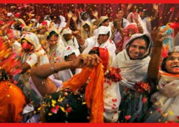 Widow playing Holi: সাদা শাড়িতে লাল বসন্ত, বৃন্দাবনে বিধবাদের হোলি কেমন হয়?