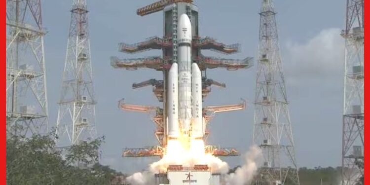 ISRO: ফের ইতিহাস গড়ল ইসরো! ৩৬টি স্যাটেলাইট নিয়ে মহাকাশে পাড়ি সর্ববৃহৎ রকেটের