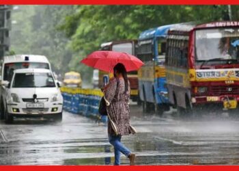 Weather Update: সোমবারও কাটছে না দুর্যোগ, ঝড় বৃষ্টির তুমুল সম্ভাবনা! কবে পরিষ্কার হবে আকাশ?