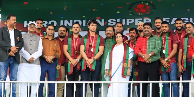 ISL: আইএসএল চ্যাম্পিয়ন দলের সদস্যদের অভিনন্দন জানাতে মোহনবাগান তাঁবুতে মুখ্যমন্ত্রী, ৫০ লক্ষ টাকা অনুদান ঘোষণা