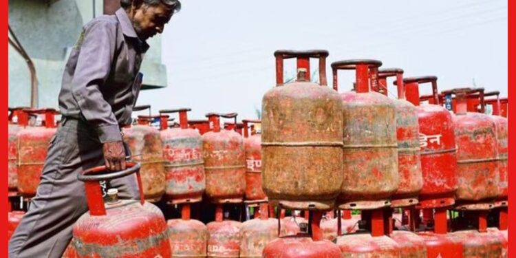 Gas Cylinder Price: স্বস্তি দিয়ে এক ধাক্কায় কমল গ্যাসের দাম! আপনার শহরে কত?