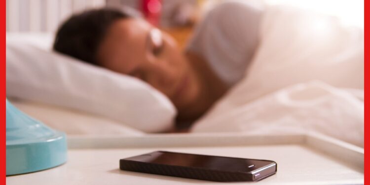 Smartphone Use: রাত্রে বিছানায় ফোন রেখে ঘুমান! ডাকছেন মারাত্মক বিপদ, জানলে ভয় পাবেন