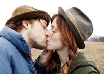 Kissing Health Benefits: চুমু খেলে সারবে বহু রোগ! এমন ওষুধ আগে জানতেন?
