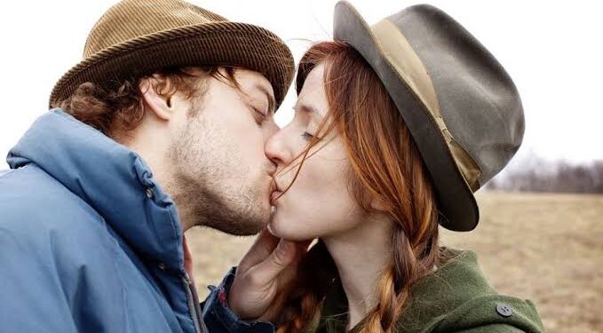 Kissing Health Benefits: চুমু খেলে সারবে বহু রোগ! এমন ওষুধ আগে জানতেন?