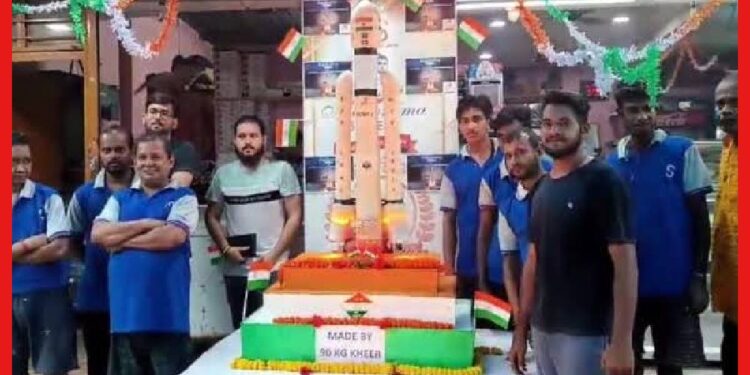 Chandrayaan-3: মিষ্টি দিয়ে তৈরি চন্দ্রযান ৩! ৯০ কেজির মহাকাশযান ভাইরাল