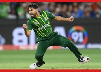 পাক পেসার হ্যারিস রউফের ‘ছেঁড়া’ জুতো পরে বোলিং, আসল রহস্য কী?
