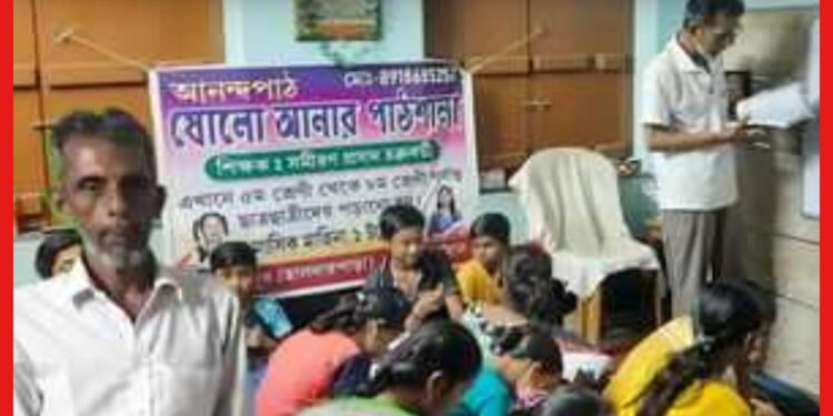 টিউশন ফি ১টাকা! পড়ুয়াদের নিয়ে চলছে পাঠশালা, শিক্ষকের কর্মকাণ্ডে গর্বিত এলাকাবাসী