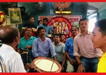 চলন্ত ট্রেনেই বিশ্বকর্মা পুজো, পুজোর জমকালো আয়োজন দেখুন