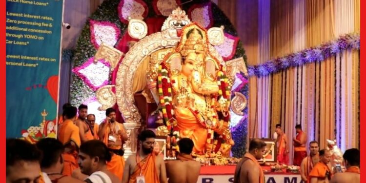মুম্বাইয়ের এই গণেশের গায়ে কোটি কোটি টাকার গয়না, চোখ ধাঁধিয়ে যাবে! কেন বীমা করতে হল ?