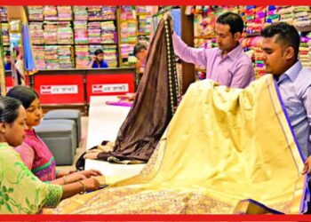 Pujo Fashion: পুজোর বাকি নেই ২ মাসও! শপিং শুরুর আগে ঝটপট জেনে নিন কোন কোন শাড়ি বাজার কাঁপাচ্ছে