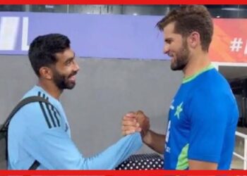 বুমরাহকে বিশেষ উপহার শাহিন আফ্রিদির! কারণ কী?