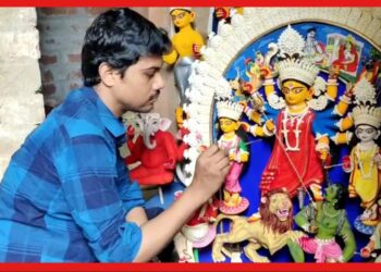 দেবী দুর্গার অসাধারণ মিনিয়েচার মূর্তি, দেখলে চোখ জুড়িয়ে যায়! এই শিল্পীর কামালটা দেখুন
