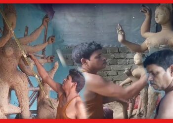 প্রতিবন্ধকতাকে সঙ্গী করেই আজ প্রতিষ্ঠিত ঝাড়গ্রামের মৃৎশিল্পী বিকাশ!