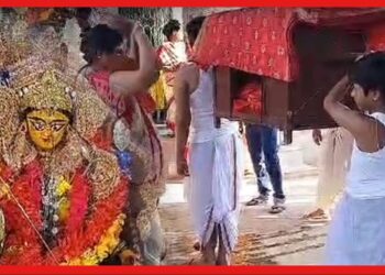 দেবী এখানে চতুর্ভুজা! দরিদ্র ব্রাহ্মণের হাত ধরে ৪০০ বছর পূর্বে শুরু হয় পুজো!