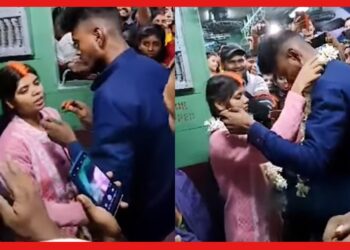 Train wedding: চলন্ত ট্রেনে বিয়ে, দম্পতির কাণ্ড দেখলে থতমত খাবেন! দেখুন ভিডিও